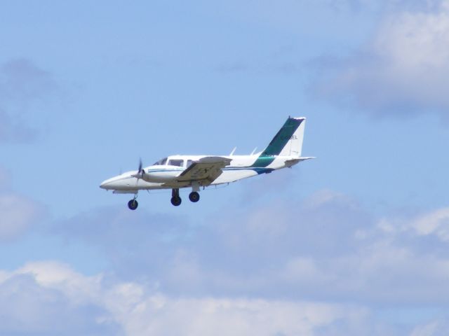 Piper Seneca (C-GSEL) - landing on 32