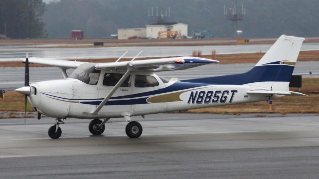 Cessna Skyhawk (N885GT) - Operating for the Yellow Jacket Flying Club of nearby Georgia Tech.