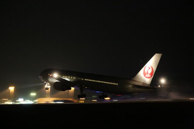 BOEING 767-300 (JA653J) - 11 March 2016:HKD-HND.