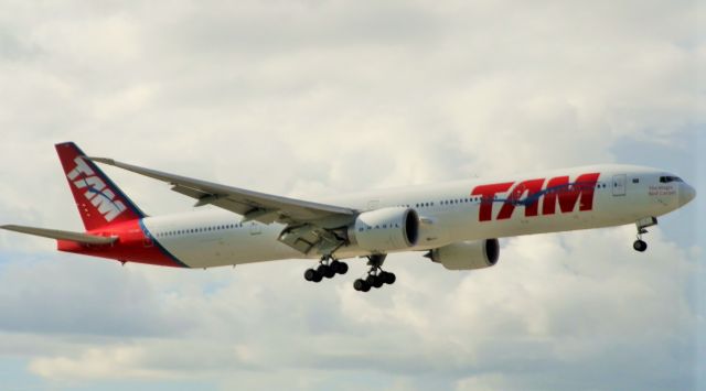 BOEING 777-300 (PT-MUI)