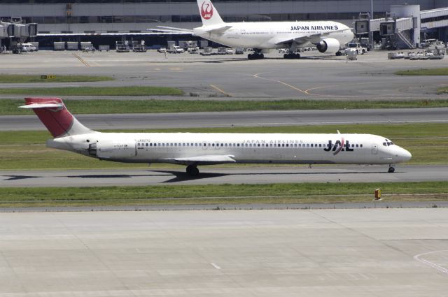 McDonnell Douglas MD-90 (JA8070) - Taxing at Haneda Intl Airport on 2012/07/10