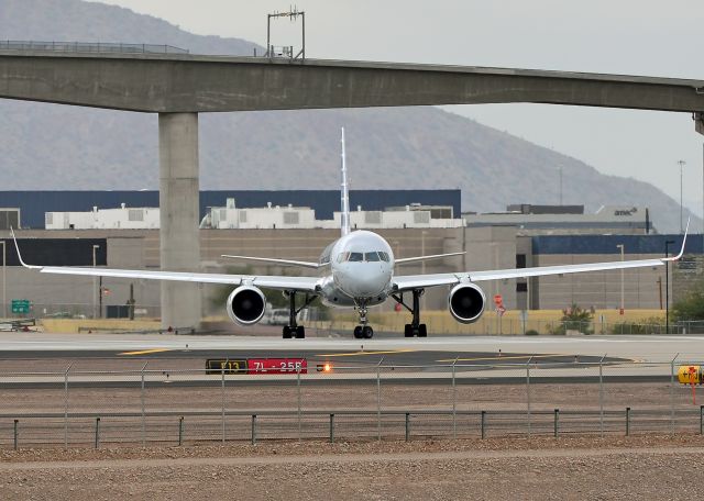 Boeing 757-200 (N204UW)