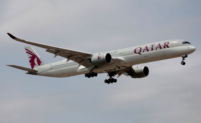 Airbus A350-1000 (A7-ANC) - Short Final to Rwy 16R