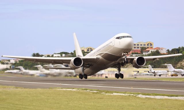 BOEING 767-300 (P4-MES)