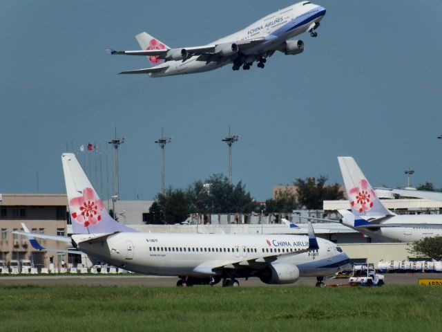 Boeing 737-800 (B-18617)