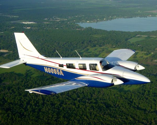 飛行機 プロペラ パイパー 双発機 - 航空機