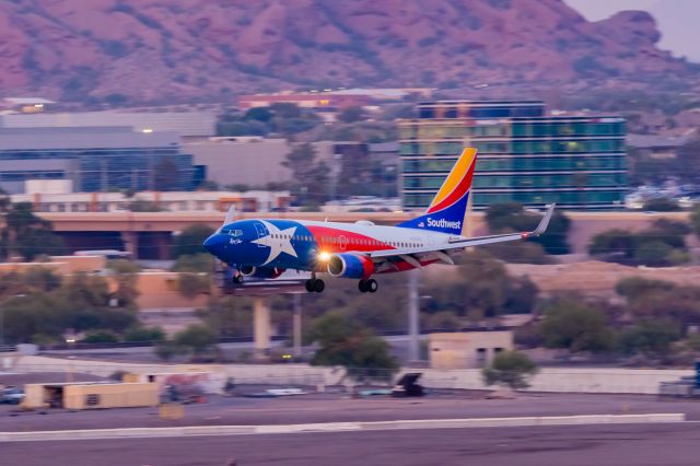 Boeing 737-700 (N931WN) - Southwest Airlines 737-700 in Lone Star One special livery landing at PHX on 11/15/22. Taken with a Canon 850D and Tamron 70-200 G2 lens.