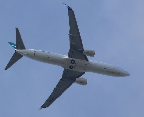 Boeing 737-800 (C-FKRF)