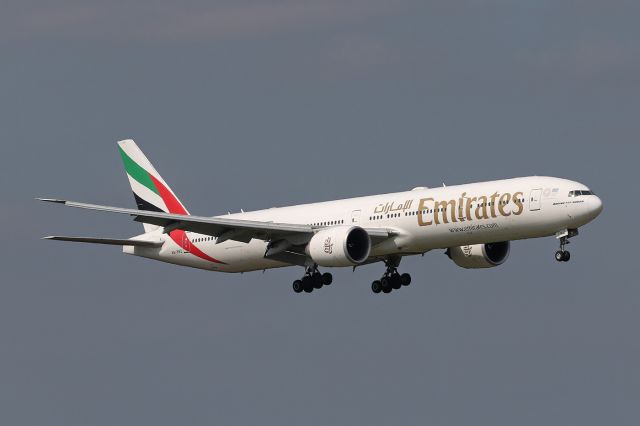 BOEING 777-300ER (A6-ENZ) - EK17 just before landing from Dubai