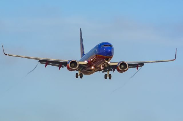 Boeing 737-800 (N8615E) - Coming in for final approach we catch this SWA with vortexes coming off the wings