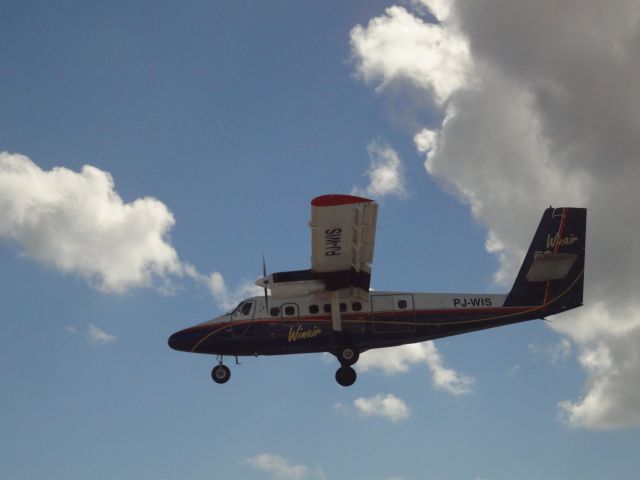 De Havilland Canada Twin Otter (PJ-WIS) - On Final to TNCM