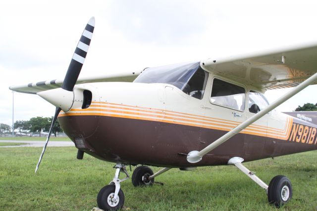 Cessna Skyhawk (N981BT) - N981BT @ Wayman Aviation Flight school in Opa-Locka