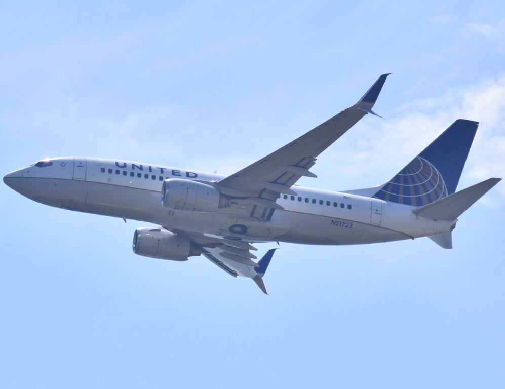Boeing 737-700 (N21723)