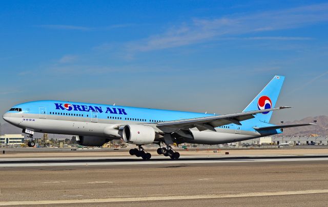 Boeing 777-200 (HL7530) - HL7530 Korean Air Boeing 777-2B5/ER (cn 27945/59)  - Las Vegas - McCarran International (LAS / KLAS) USA - Nevada, January 30, 2012 Photo: Tomás Del Coro