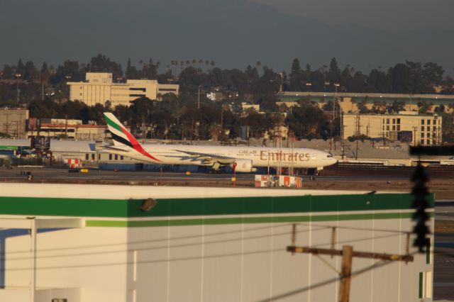 BOEING 777-300ER (A6-EGF)