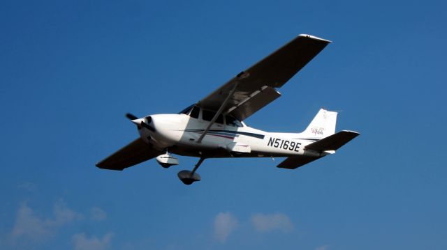 Cessna Skyhawk (N5169E) - N5169E preforming a simulated engine out landing on runway 2.