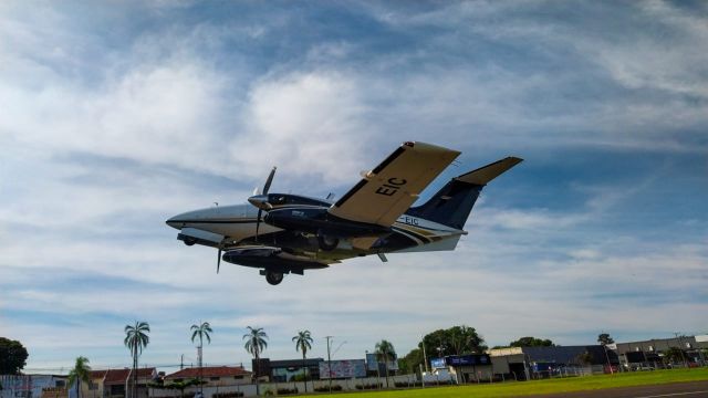 Embraer EMB-121 Xingu (PP-EIC) - Decolagem de Catanduva no mês de janeiro de 2024 na decolagem 