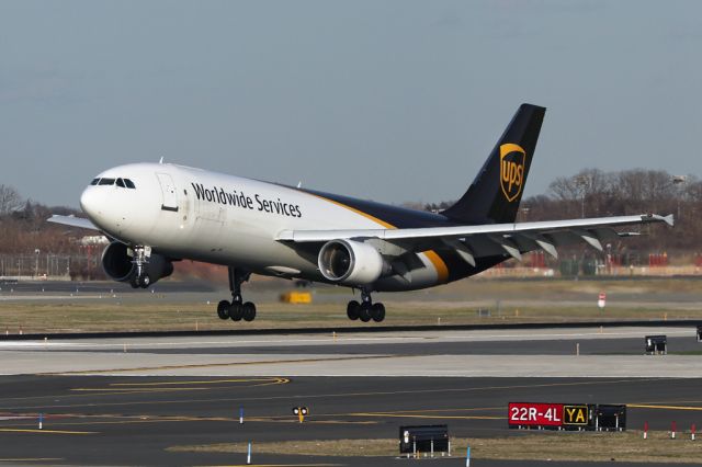 Airbus A300F4-600 (N128UP) - UPS5518 arriving from Louisville.