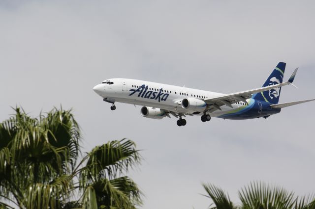 Boeing 737-900 — - Taken from sunset park in Las Vegas landing runway 26L 