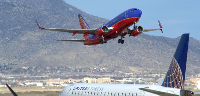 Boeing 737-700 (N7741C)