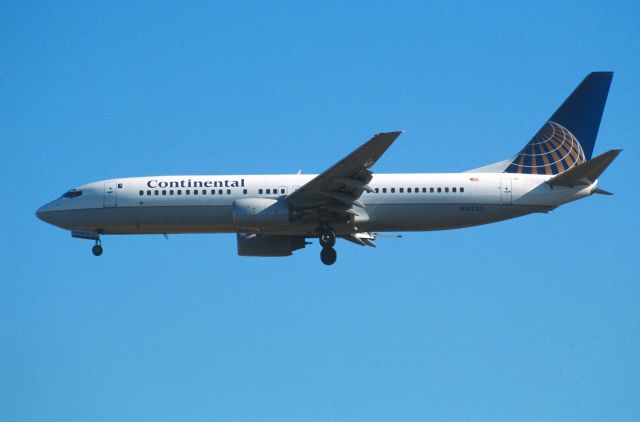 Boeing 737-500 (N14235) - Final Approach to Narita Intl Airport Rwy34L on 2001/01/12