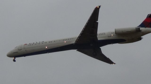 McDonnell Douglas MD-88 (N910DL) - Landing runway 27.