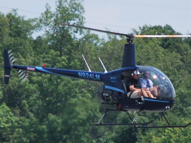 Robinson R-22 (N924LM) - Approaching taxi ramp ALPHA to unload a passenger - 7/22/09