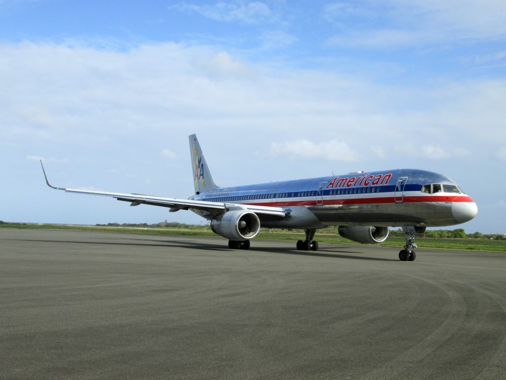 Boeing 757-200 (N690AA)