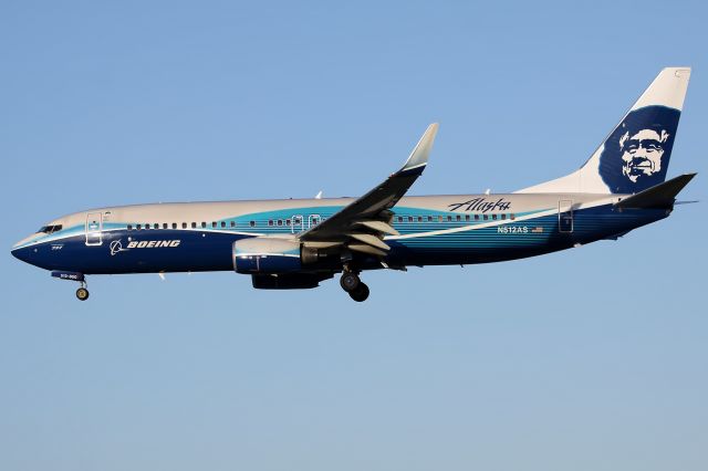 Boeing 737-800 (N512AS)