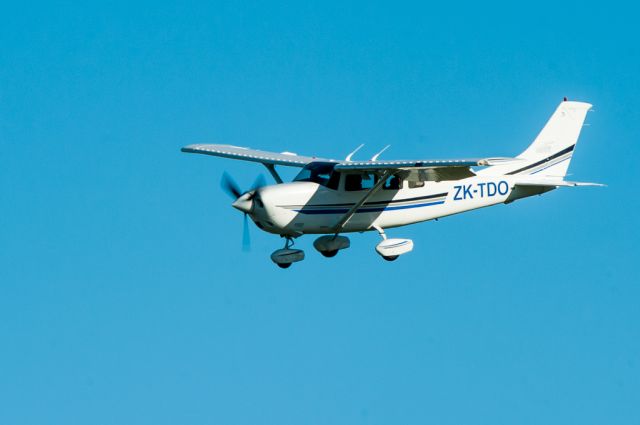 Cessna T206 Turbo Stationair (ZK-TDO) - I was out at NZCH in the late afternoon to catch some airliners landing and caught this Cessna beauty. Never seen her around the area, so was glad to be in the right place as she flew past at about 200ft AGL on short finals for Grass-02.