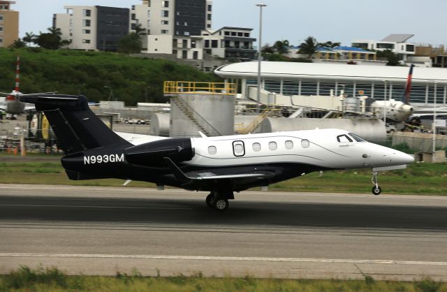 Embraer Phenom 300 (N993GM)
