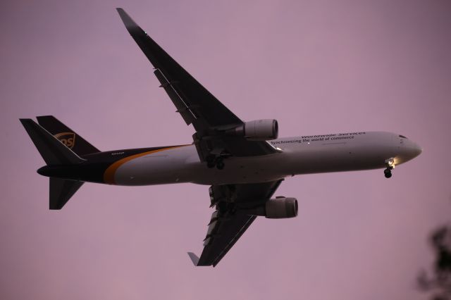 BOEING 767-300 (N342UP)