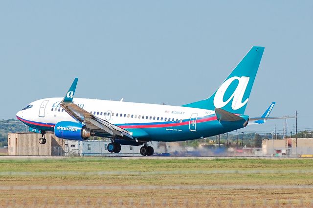 Boeing 737-700 (N285AT) - The west wind got this guy and forced a little roll to the right. This was the last plane I shot and the most exciting moment at the Family Viewing Area just off 17L.