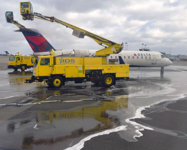 Canadair Regional Jet CRJ-100 (N779CA) - Delta Connection Bombardier CRJ-100ER N779CA in Detroit 