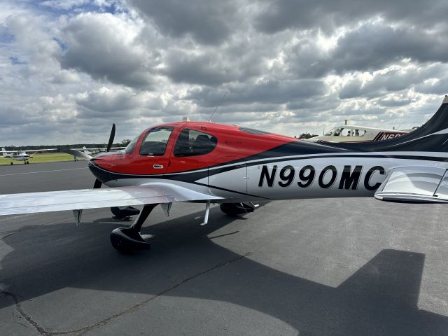 Cirrus SR-22 (N990MC)