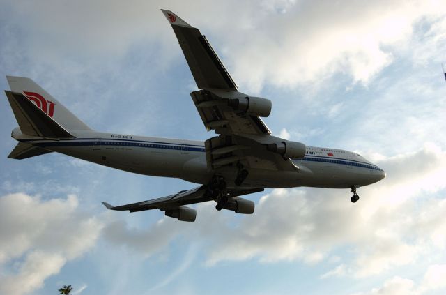 Boeing 747-400 (B-2469)