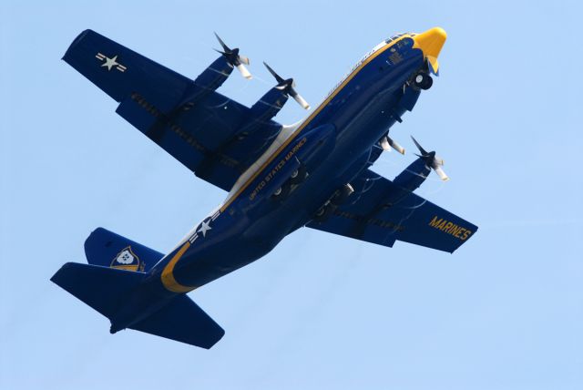 — — - 2006 Jones Beach Airshow.br /br /Blue Angels Fat Albert.