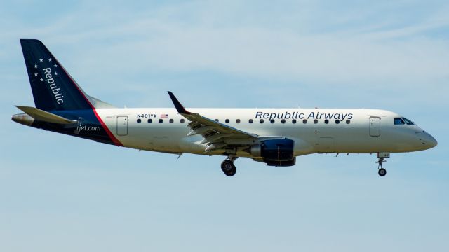 Embraer 175 (N401YX)