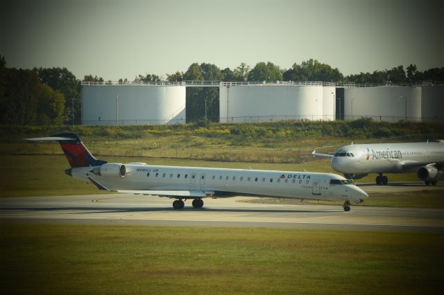 Canadair Regional Jet CRJ-900 (N918XJ) - Lined up on Rwy 18C, waiting to take-off