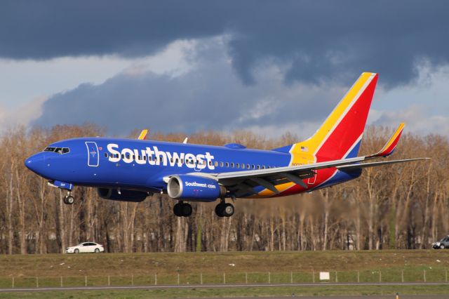 Boeing 737-700 (N227WN) - Southwest 2046 landing gracefully from Oakland. 