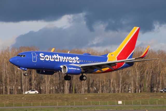 Boeing 737-700 (N227WN) - Southwest 2046 landing gracefully from Oakland. 