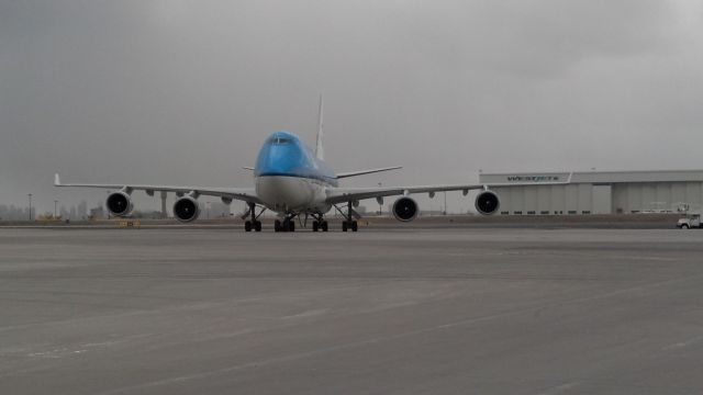 Boeing 747-400 (PH-BFB) - TAXI TO PARKING 2 OF 4