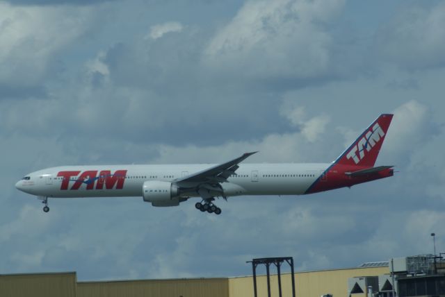 BOEING 777-300 (PT-MUC) - TAM B777-32WER cn37666