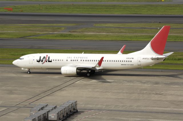 Boeing 737-800 (JA327J) - Taxing at Haneda Intl Airport on 2013/07/20