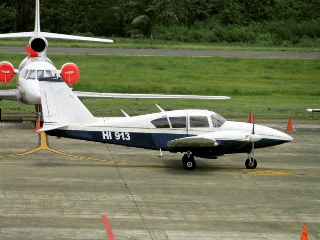 Piper Aztec (HI913)