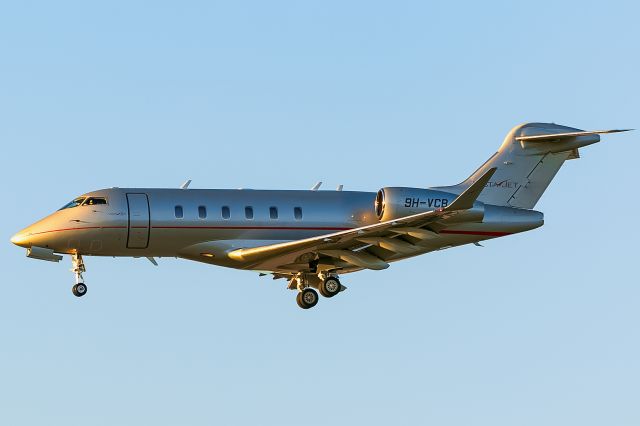 Canadair Challenger 350 (9H-VCB)