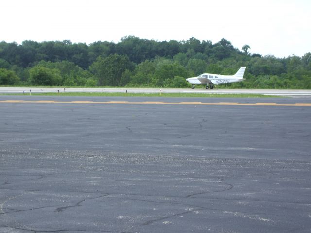 Piper Cherokee (N3133Q) - Slowing down after touchdown.