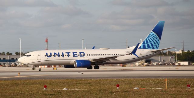 Boeing 737-800 (N13227) - On the way to the runway on the evening of the 17th of March, 2020. br /br /This is the first photo on Flightaware of this airplane with the new livery.