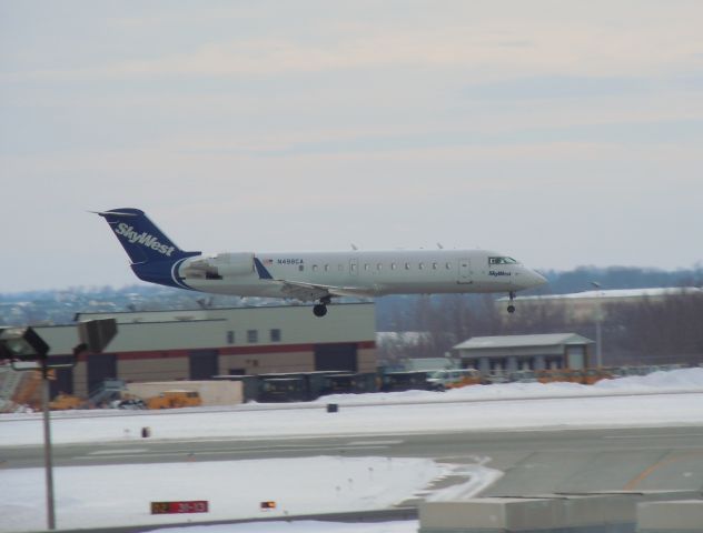 Canadair Regional Jet CRJ-200 (N498CA)