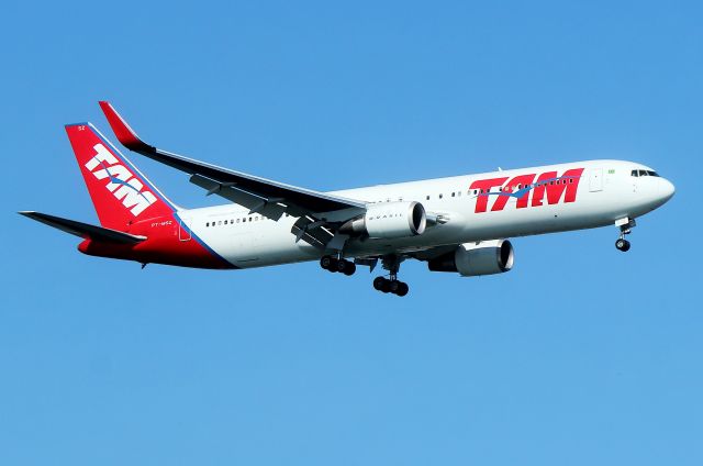 BOEING 767-300 (PT-MSZ) - TAM 8164 from Sao Paulo inbound to 4R